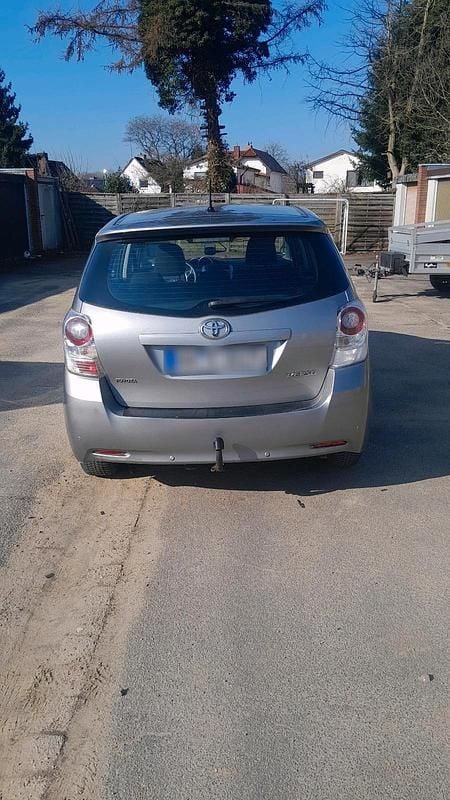 Gebraucht Toyota Verso 147 PS (108 kW) 2011 Silber Van / Kleinbus