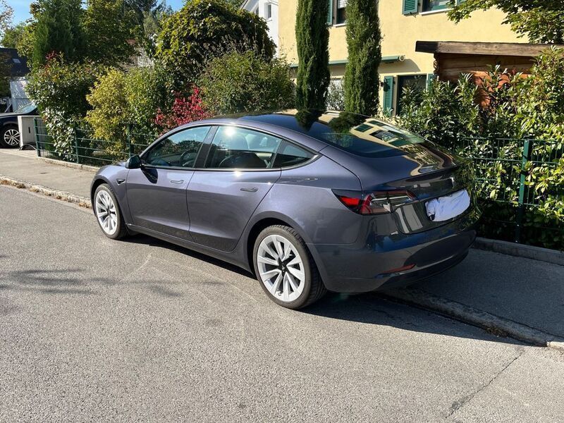 Grau Gebraucht 2022 Tesla Model 3 Standard Range Limousine | 31.800 € (Etwas zu teuer) - Bild 1/4