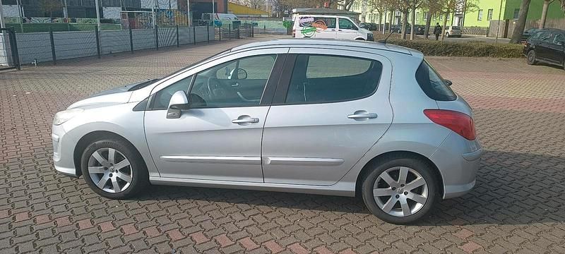 Gebraucht Peugeot 308 120 PS (88 kW) 2008 Silber Limousine