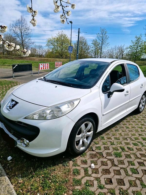 Weiß Gebraucht 2009 Peugeot 207 Premium Limousine | 3.100 € (Teuer) - Bild 1/4