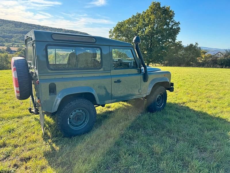 Grün Gebraucht 2013 Land Rover Defender SUV | 31.400 € (Fairer Preis) - Bild 1/4