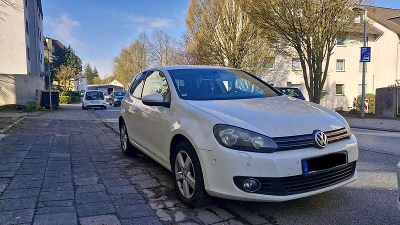 Gebraucht VW Golf VI 105 PS (77 kW) 2011 Weiß Kleinwagen