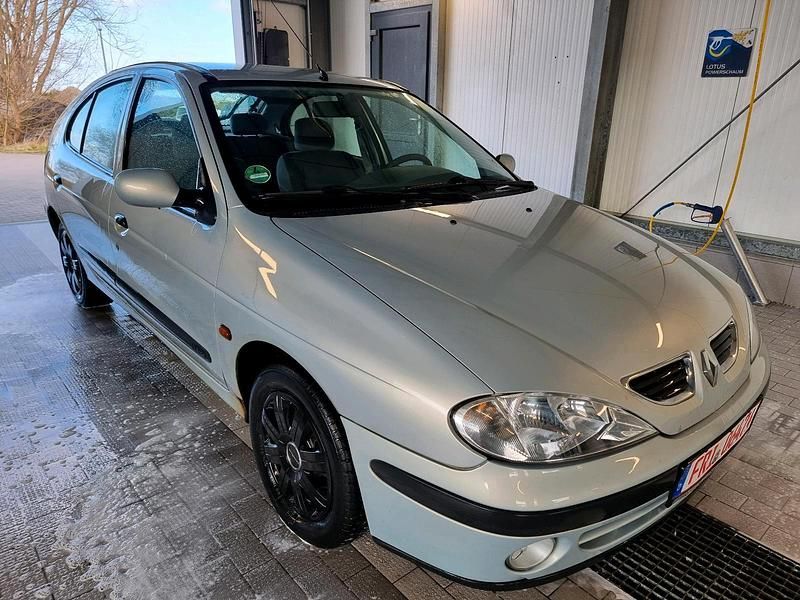 Gebraucht Renault Mégane 95 PS (69 kW) 1999 Gold Limousine