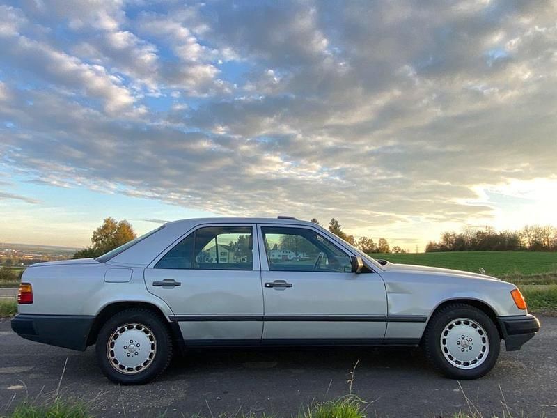 Gebraucht Mercedes 250 94 PS (69 kW) 1989 Silber Limousine