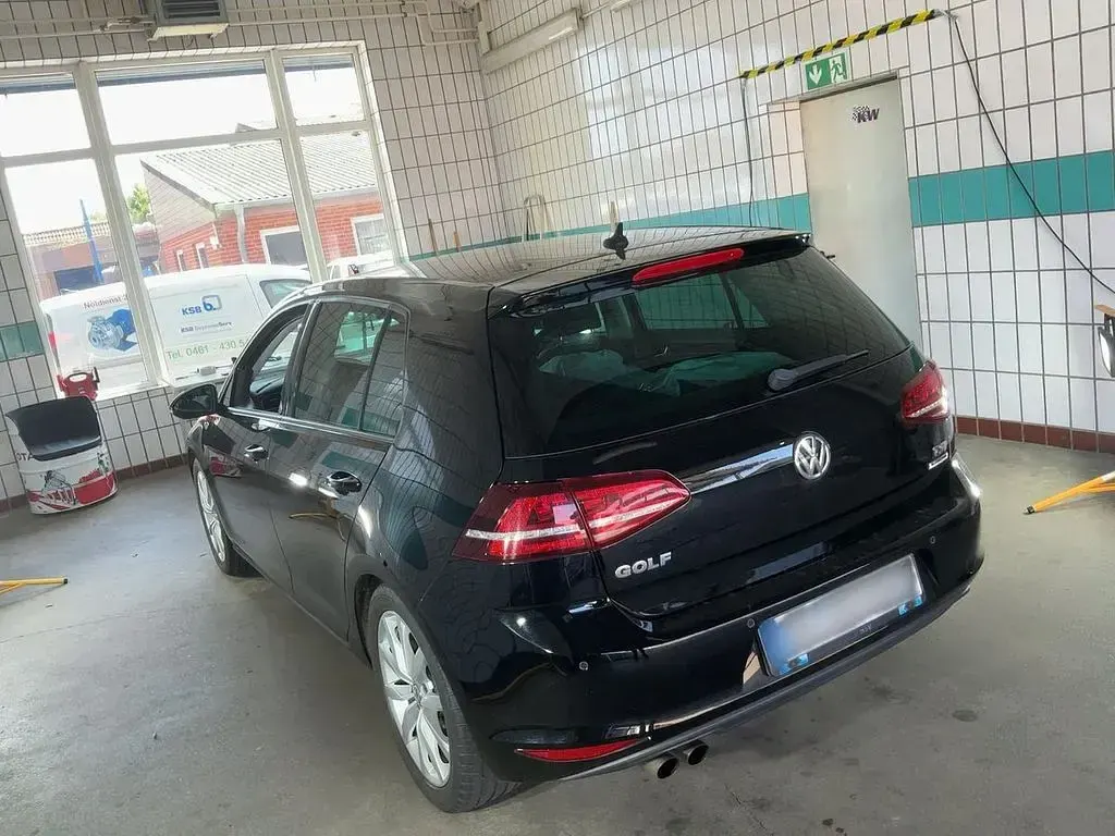 Gebraucht VW Golf VII Highline 125 PS (91 kW) 2015 Schwarz Limousine