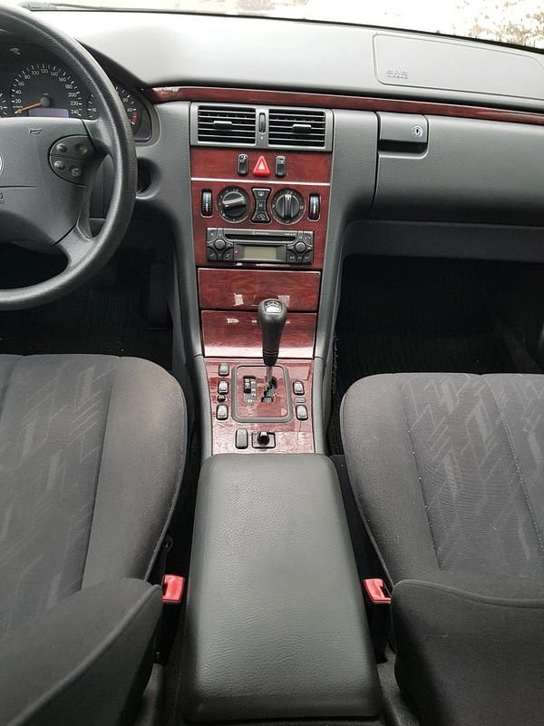 Gebraucht Mercedes E240 Classic 160 PS (117 kW) 2000 Schwarz Limousine