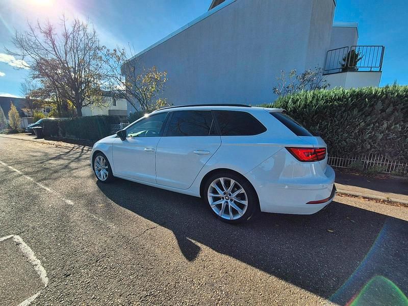 Weiß Gebraucht 2020 Seat Leon Kombi | 16.499 € (Guter Preis) - Bild 1/4