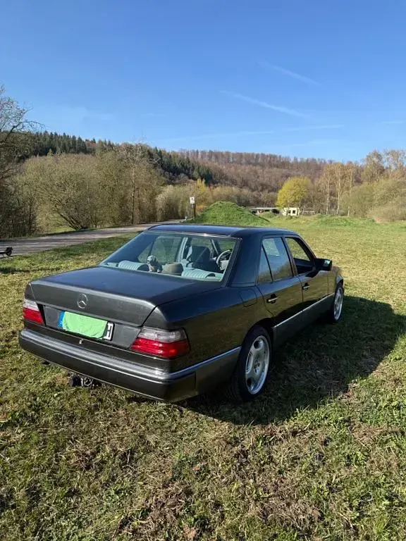 Używany Mercedes E230 132 KM (97 kW) 1992 Czarny Sedan/Limuzyna