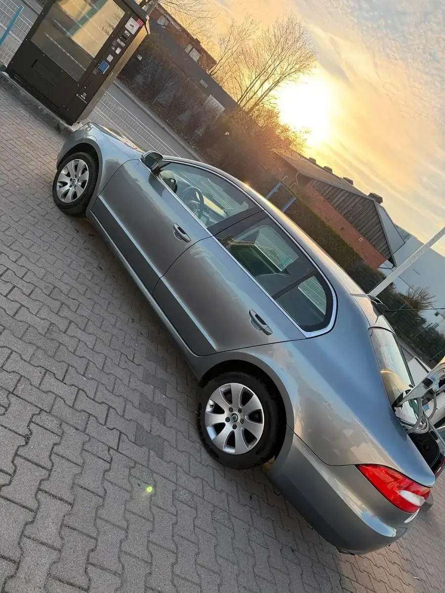 Gebraucht Skoda Superb 160 PS (117 kW) 2009 Silber Limousine
