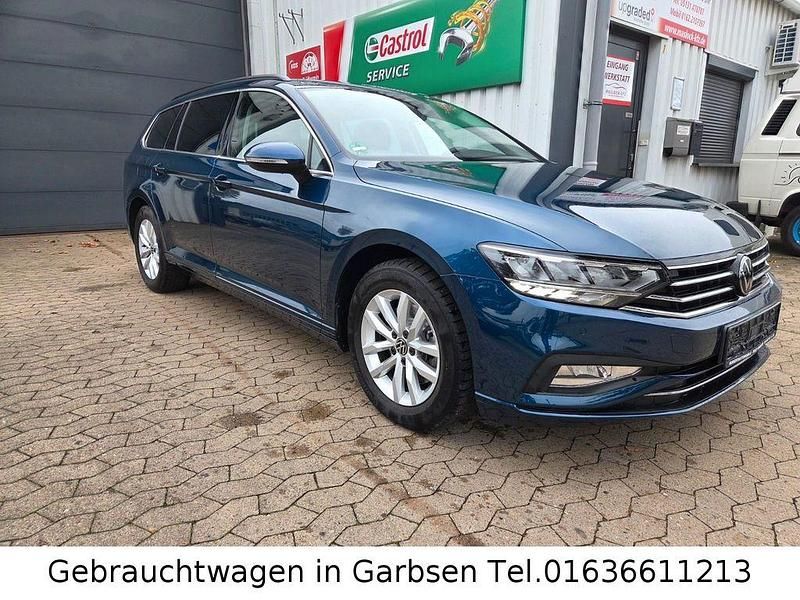 Blau Gebraucht 2024 VW Passat Business Kombi | 26.999 € (Guter Preis) - Bild 1/4