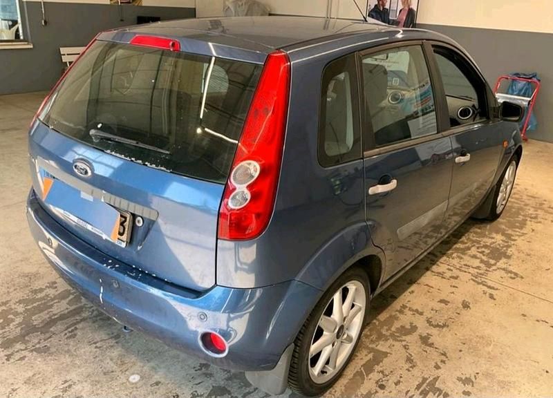 Gebraucht Ford Fiesta Trend 70 PS (51 kW) 2006 Blau Limousine