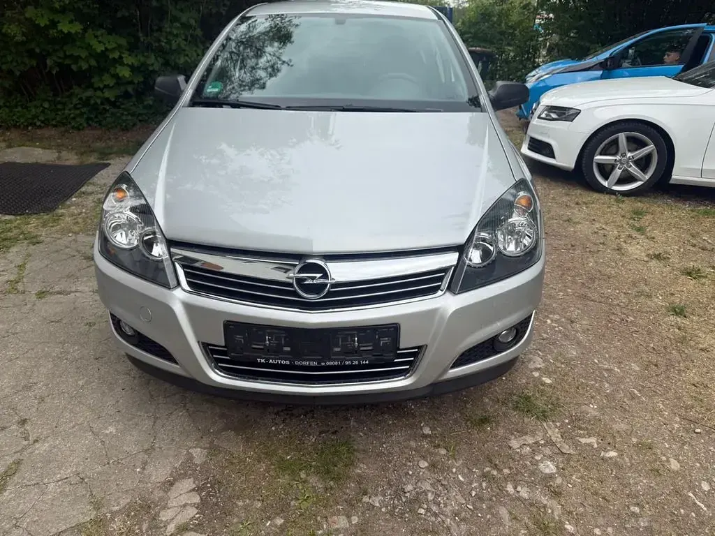 Używany Opel Astra Basis 90 KM (66 kW) 2009 Srebrny Sedan/Limuzyna