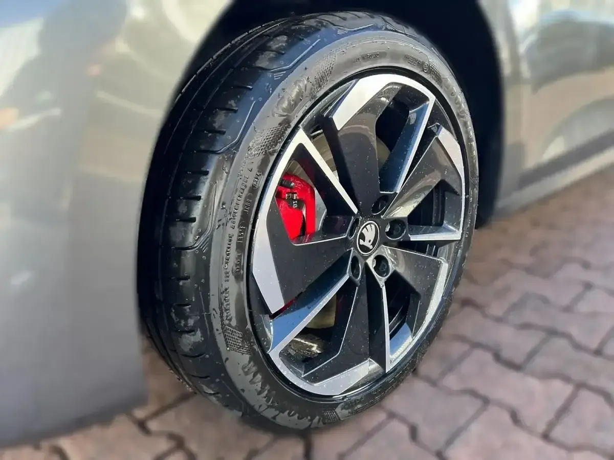 Neu Skoda Octavia RS 265 PS (194 kW) 2025 Grau Kombi
