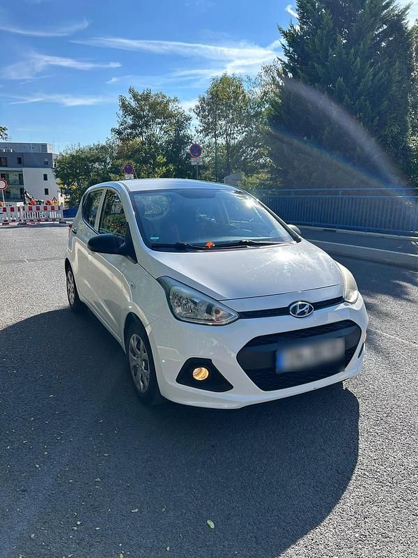 Gebraucht Hyundai i10 Classic 67 PS (49 kW) 2015 Weiß Kleinwagen