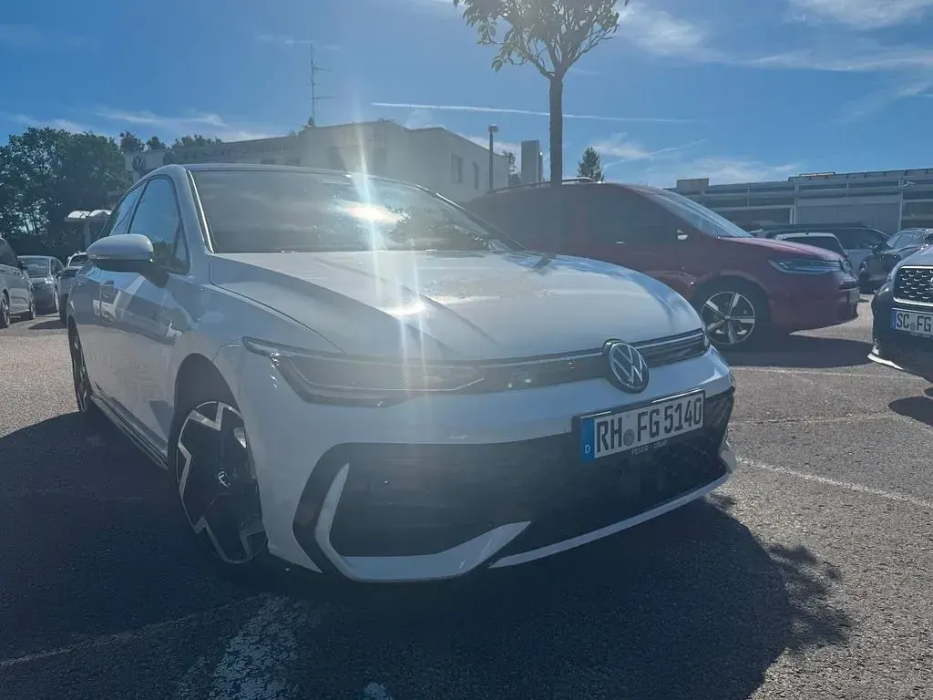 Gebraucht VW Golf VIII 150 PS (110 kW) 2026 Pure white schwarz Limousine