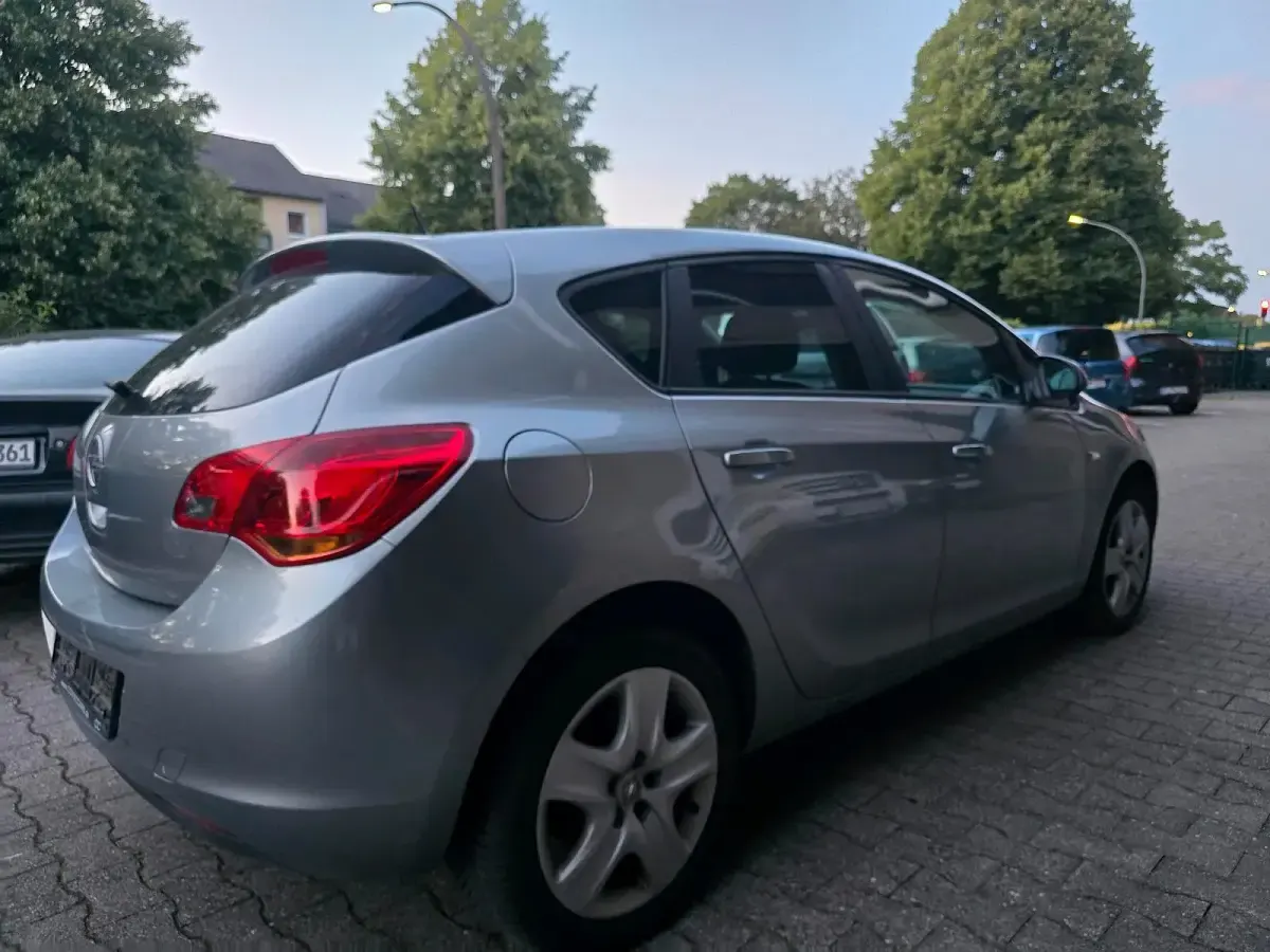 Gebraucht Opel Astra 116 PS (85 kW) 2011 Grau Limousine