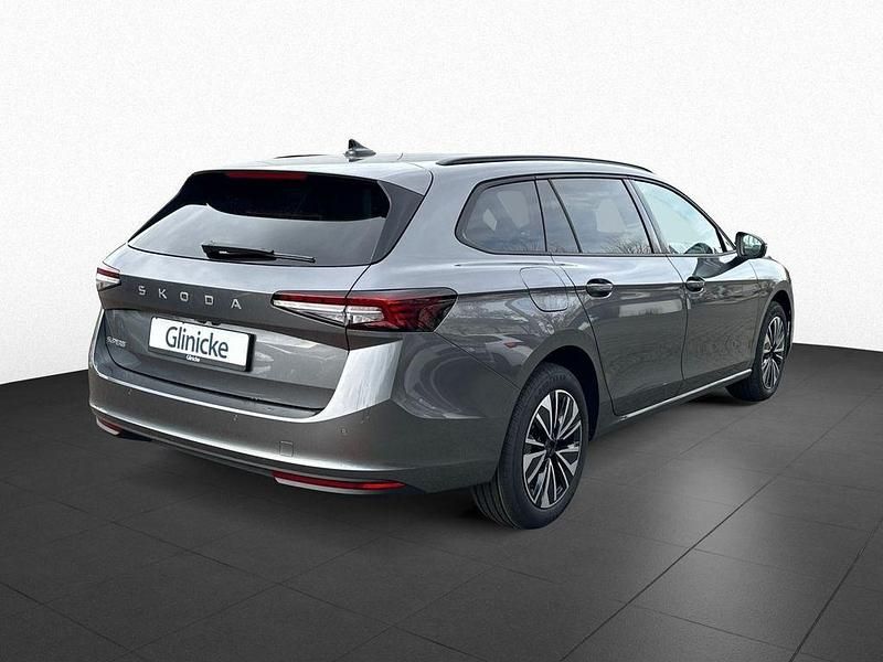 Neu Skoda Superb Selection 150 PS (110 kW) 2026 Grau Kombi
