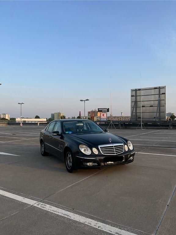 Schwarz Gebraucht 2006 Mercedes E220 Avantgarde Limousine | 4.950 € (Fairer Preis) - Bild 1/4