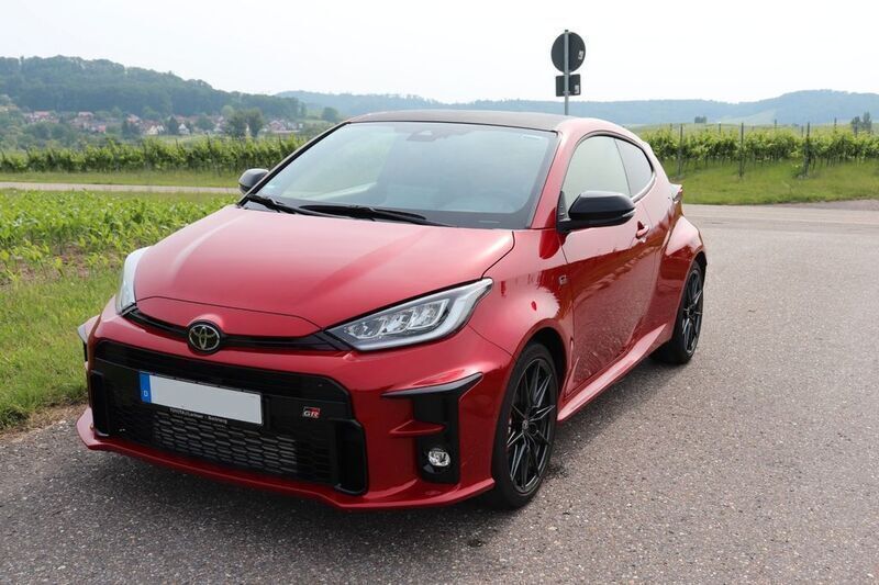 Rot Gebraucht 2022 Toyota Yaris Limousine | 36.900 € (Etwas zu teuer) - Bild 1/4