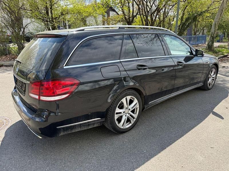 Gebraucht Mercedes E250 204 PS (150 kW) 2015 Obsidianschwarz Kombi