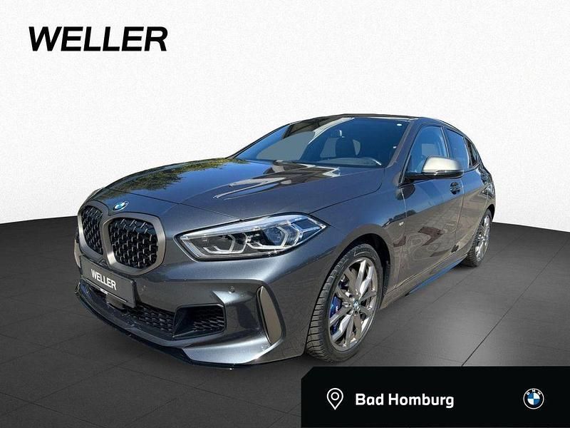 Mineralgrau (grau) Gebraucht 2021 BMW M135 Comfort Edition Kleinwagen | 30.460 € (Guter Preis) - Bild 1/4
