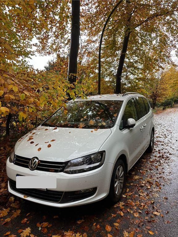 Weiß Gebraucht 2019 VW Sharan Comfortline Van / Kleinbus | 22.999 € (Superpreis) - Bild 1/4