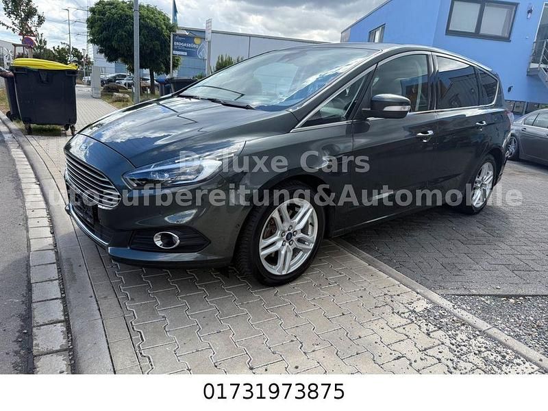 Grau Gebraucht 2016 Ford S-MAX Titanium Van / Kleinbus | 18.550 € (Etwas zu teuer) - Bild 1/4