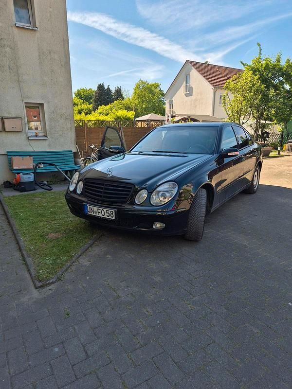 Schwarz Gebraucht 2004 Mercedes E200 Limousine | 2.300 € (Superpreis) - Bild 1/4