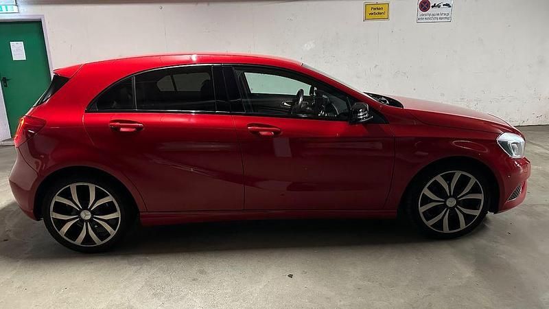 Rot Gebraucht 2013 Mercedes A180 Limousine | 8.600 € (Fairer Preis) - Bild 1/4