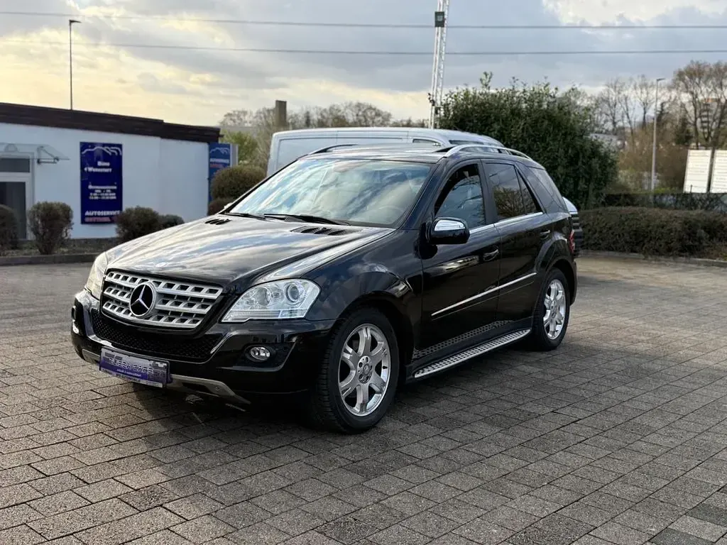 Gebraucht Mercedes ML350 231 PS (169 kW) 2010 Schwarz SUV