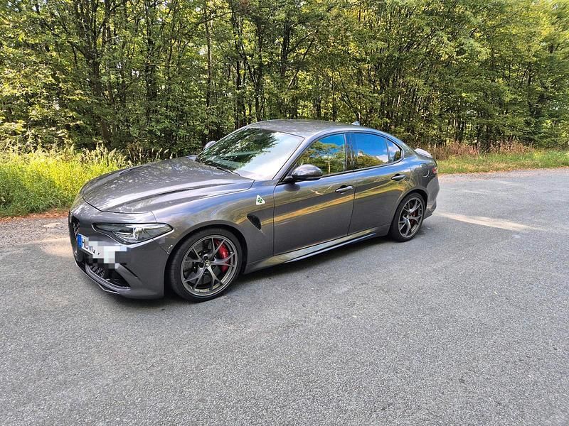 Grau Gebraucht 2017 Alfa Romeo Giulia Quadrifoglio Limousine | 52.952 € (Teuer) - Bild 1/4