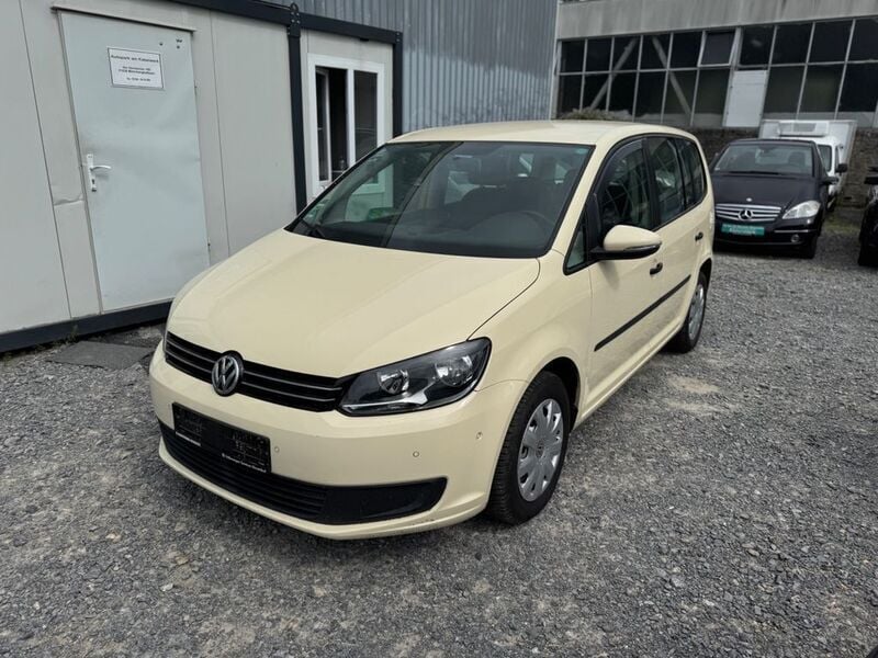 Beige Gebraucht 2015 VW Touran Comfortline Van / Kleinbus | 6.290 € (Etwas zu teuer) - Bild 1/4