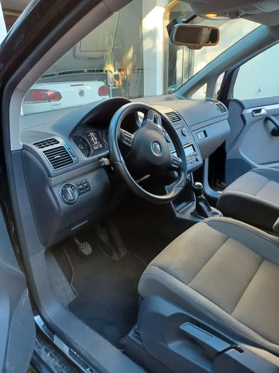 Gebraucht VW Touran Life 105 PS (77 kW) 2014 Schwarz Van / Kleinbus