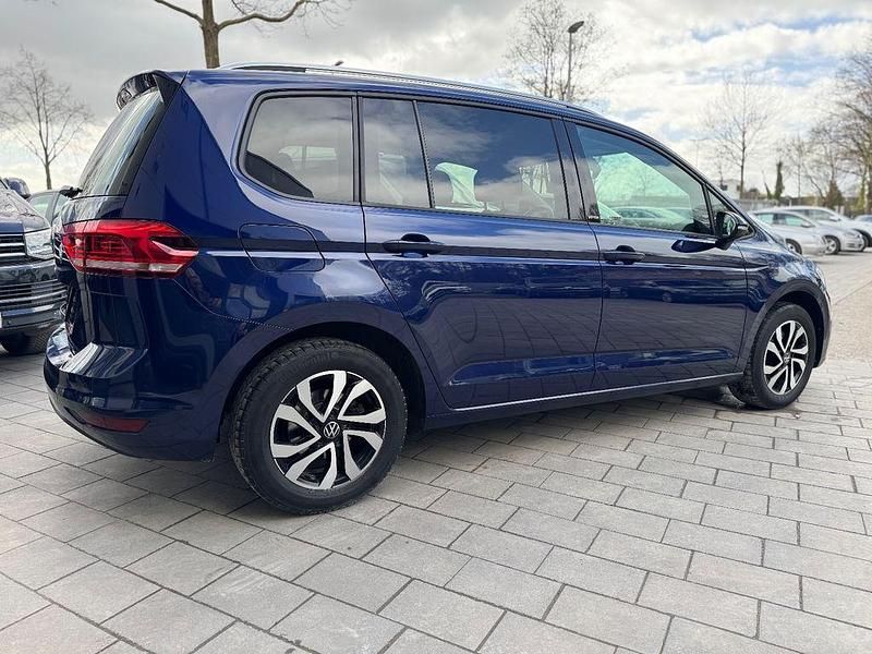 Gebraucht VW Touran Active 150 PS (110 kW) 2022 Atlantik blue metallic Van / Kleinbus