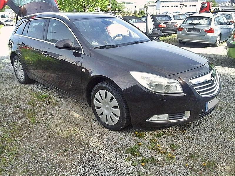 Mahogany brown (p2/so) Gebraucht 2013 Opel Insignia Active Kombi | 3.600 € (Etwas zu teuer) - Bild 1/4