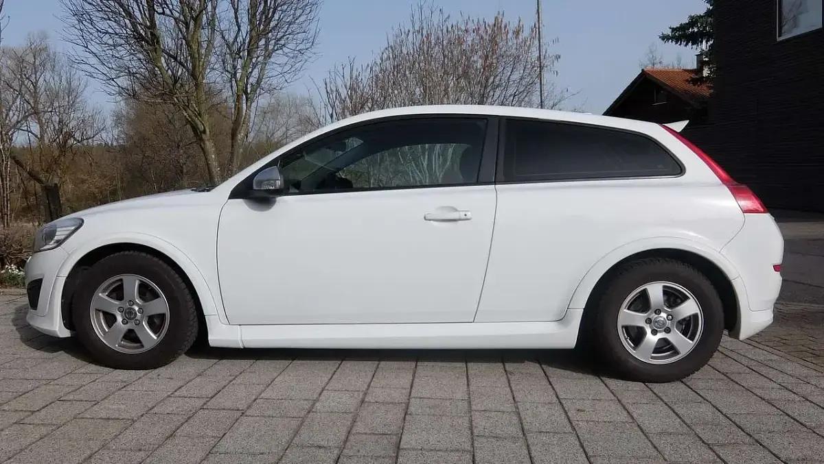 Gebraucht Volvo C30 R-Design 114 PS (83 kW) 2011 Weiß Kleinwagen
