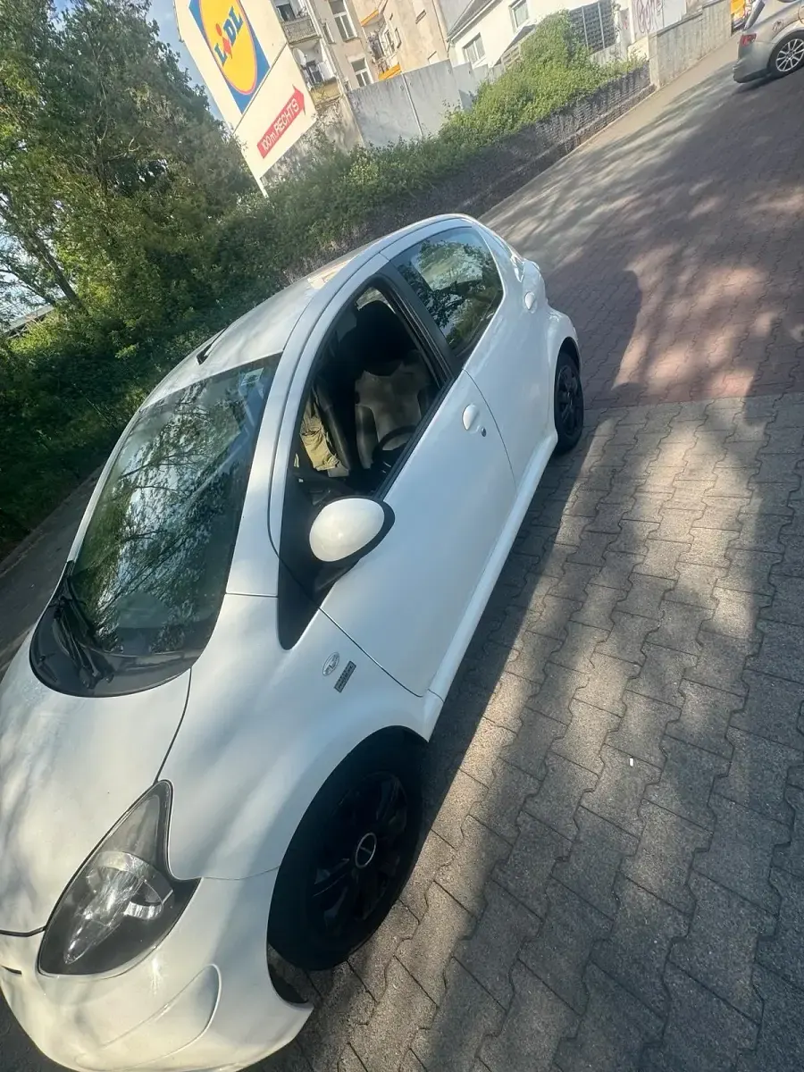 Gebraucht Toyota Aygo 68 PS (50 kW) 2013 Weiß Kleinwagen