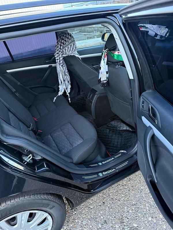 Gebraucht Skoda Octavia 105 PS (77 kW) 2012 Schwarz Limousine