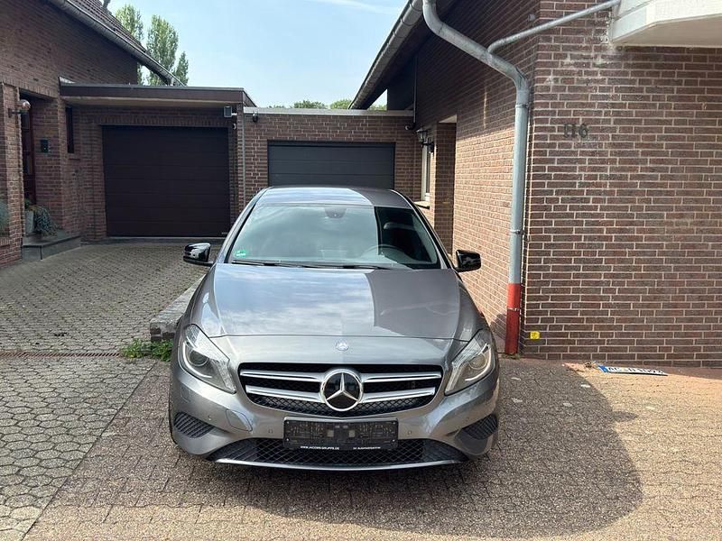 Grau Gebraucht 2014 Mercedes A180 Urban Limousine | 11.000 € (Guter Preis) - Bild 1/4
