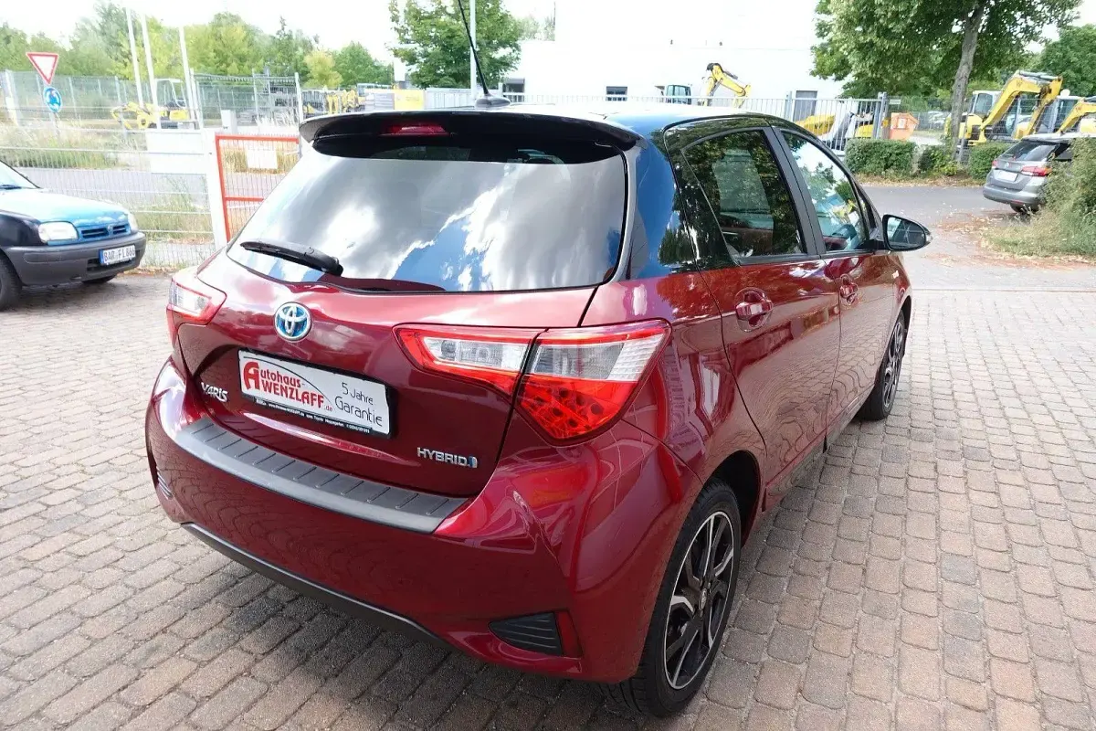 Gebraucht Toyota Yaris Style 101 PS (74 kW) 2017 Rot Kleinwagen
