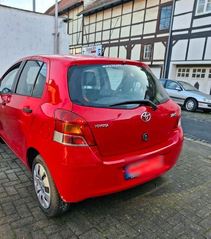 Rot Gebraucht 2010 Toyota Yaris Limousine | 3.500 € (Fairer Preis) - Bild 1/4