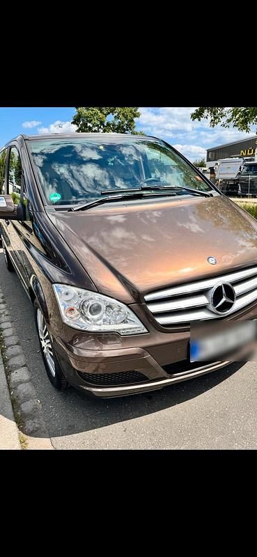 Braun Gebraucht 2012 Mercedes Viano Van / Kleinbus | 29.999 € - Bild 1/4