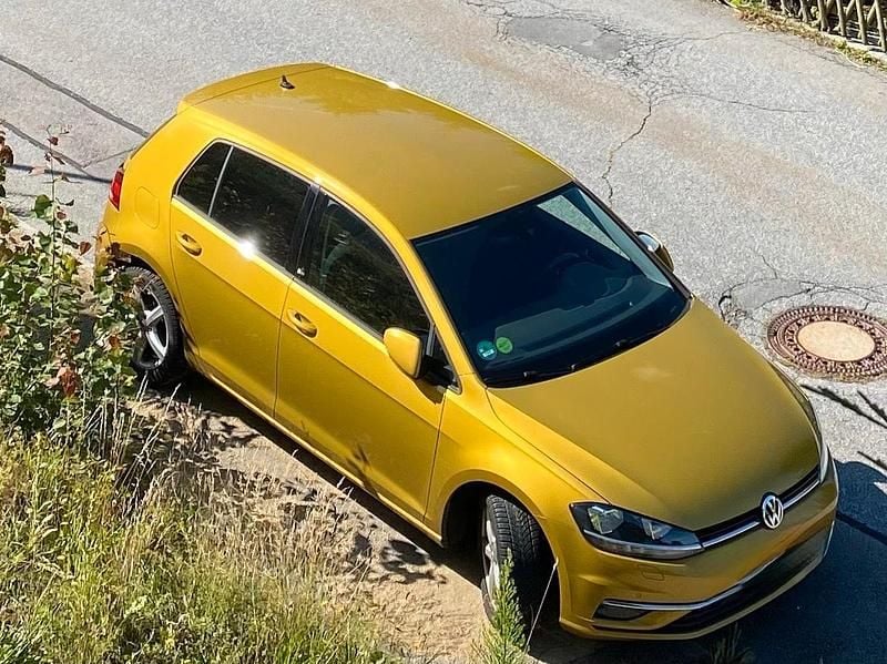 Gebraucht VW Golf VII Sound 110 PS (80 kW) 2018 Gold Limousine