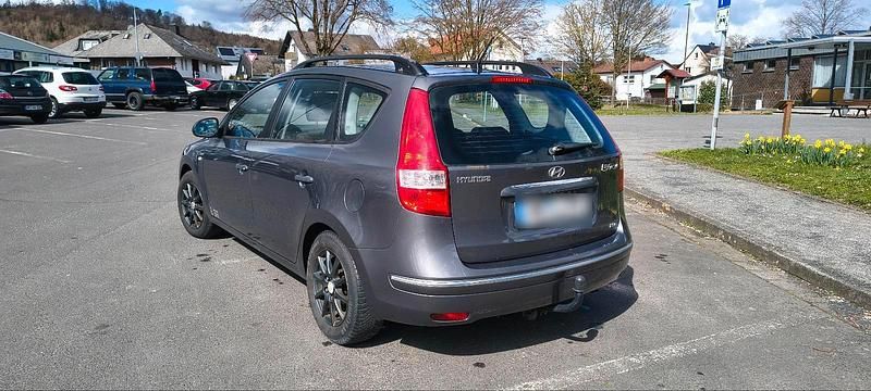 Gebraucht Hyundai i30 105 PS (77 kW) 2010 Grau Kombi
