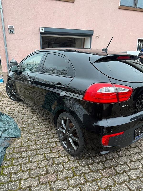Gebraucht Kia Rio Platinum Edition 90 PS (66 kW) 2015 Schwarz Kleinwagen