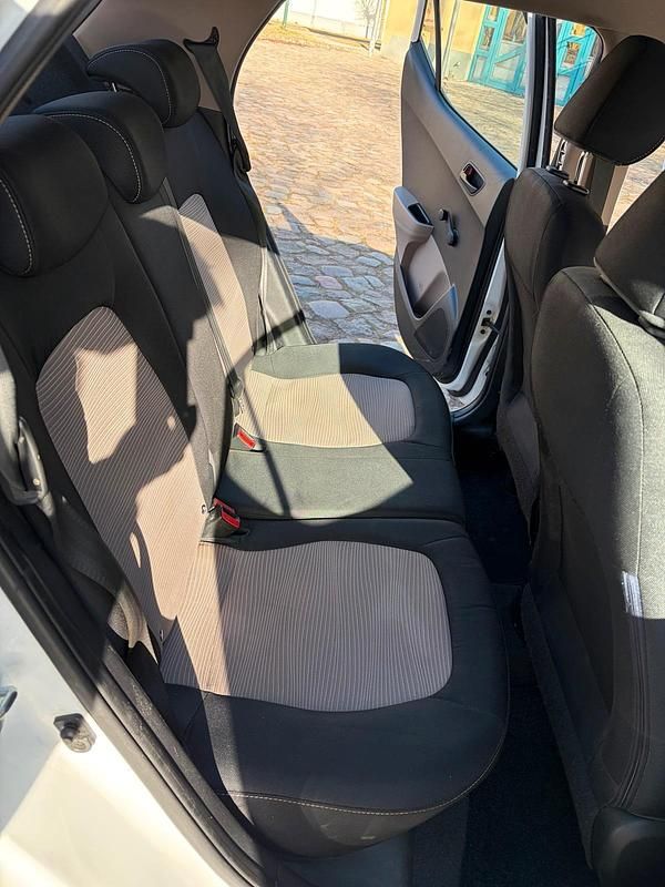 Gebraucht Hyundai i10 67 PS (49 kW) 2015 Weiß Kleinwagen