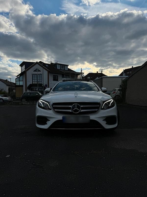Gebraucht Mercedes E220 AMG line 194 PS (142 kW) 2016 Weiß Kombi