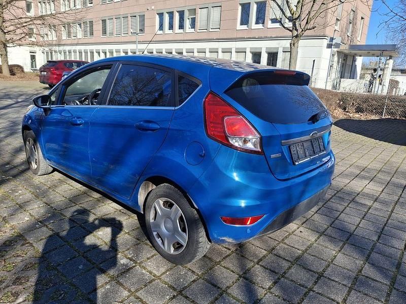 Gebraucht Ford Fiesta Ambiente 65 PS (47 kW) 2013 Blau Kleinwagen