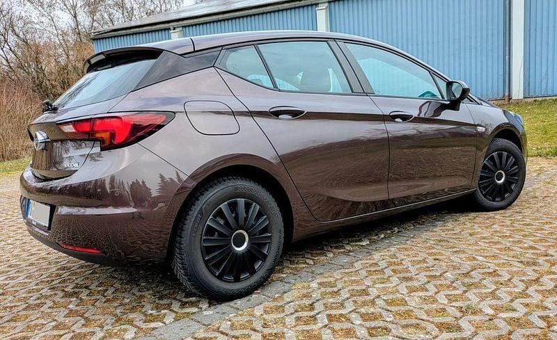 Gebraucht Opel Astra Dynamic 105 PS (77 kW) 2017 Braun Limousine