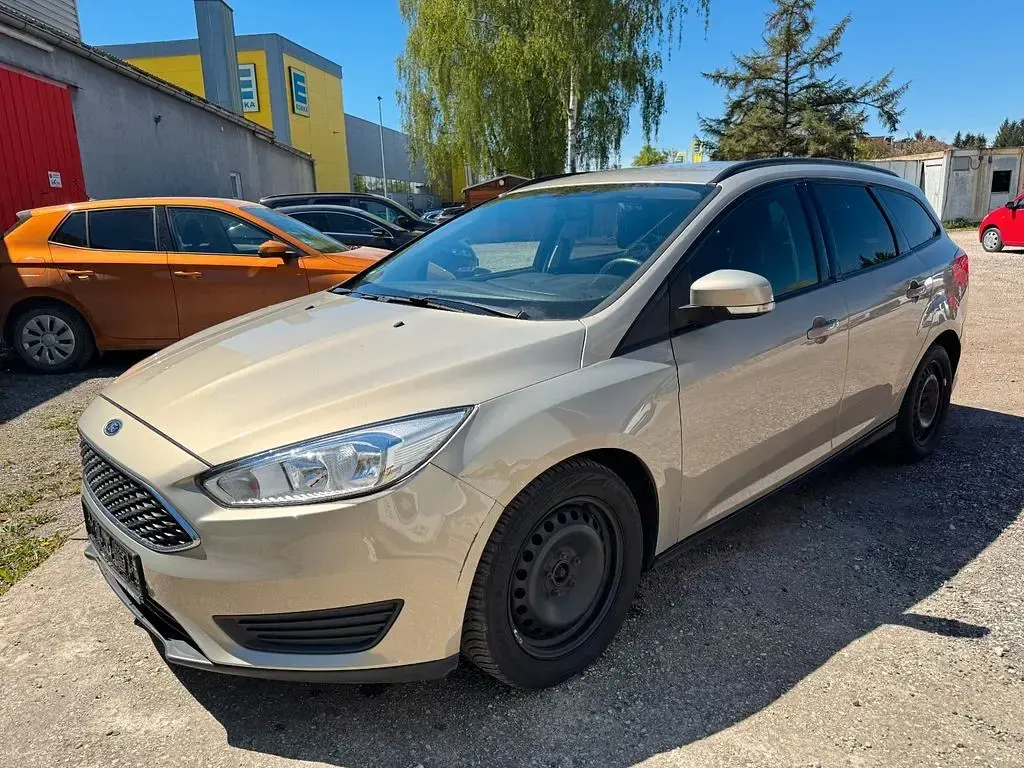 Gebraucht Ford Focus Trend 125 PS (91 kW) 2015 Silber Limousine